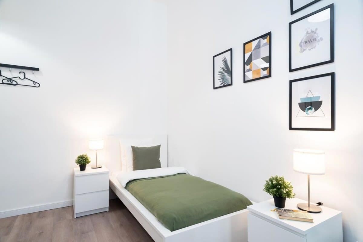 Large At Perfect Location Apartment *