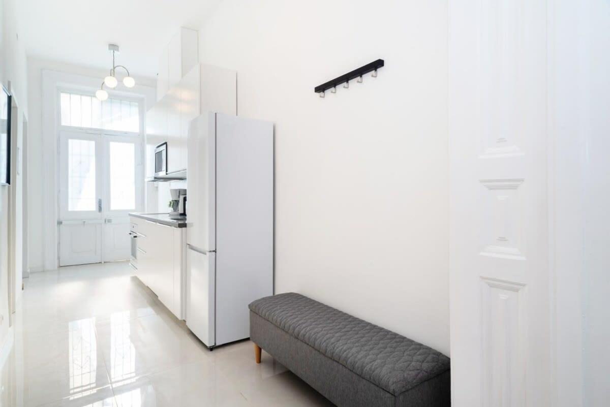 Apartment Large At Perfect Location *