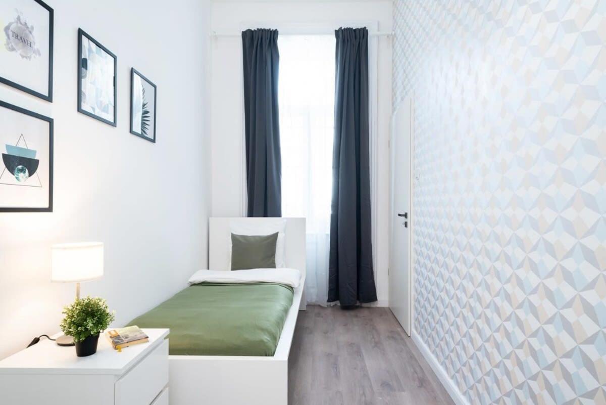 Large At Perfect Location Apartment *